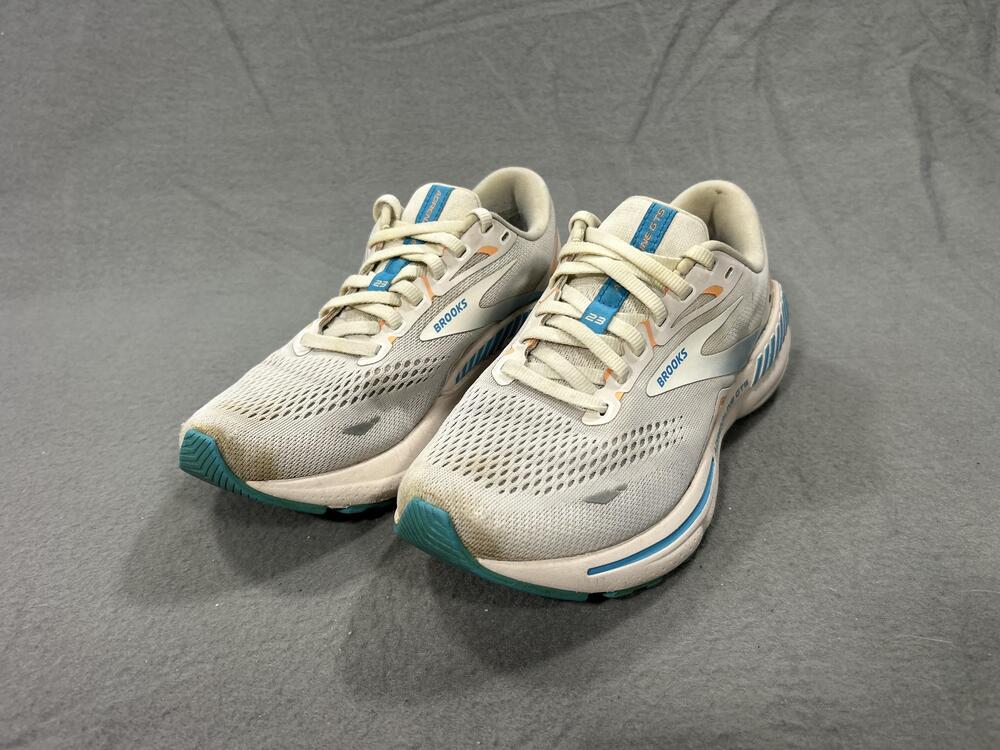 Brooks Adrenaline GTS 23 Shoes Womens Size 7B Gray Cushioned Running Sneaker